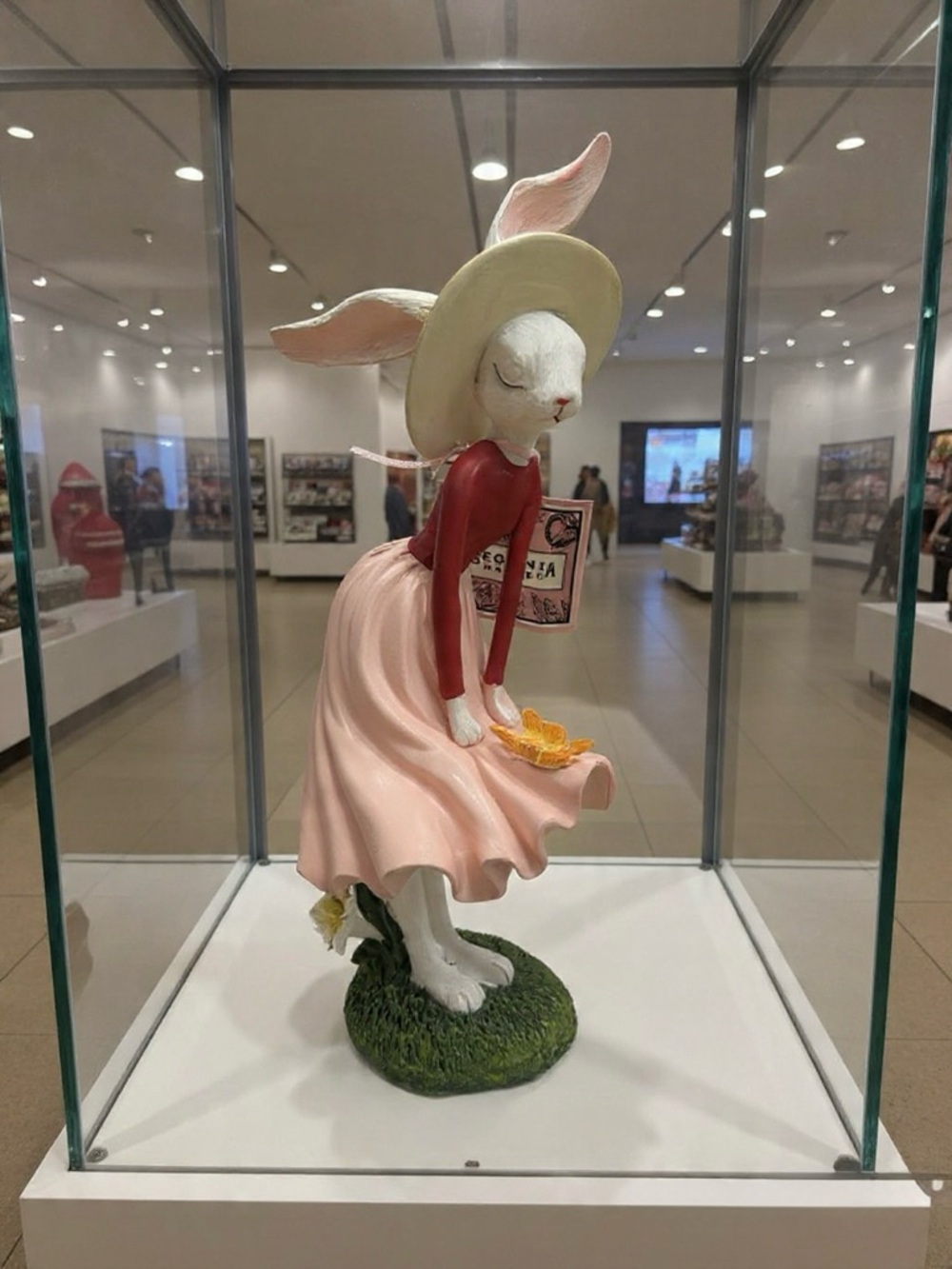 Begonia Market Spring collection. Rabbit Figurine in Pink Dress and Red Top(NWT)